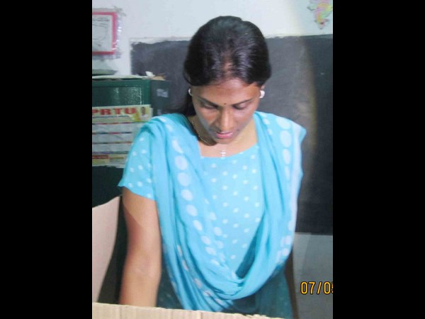 ఓటు వేస్తూ షర్మిల.. ఓటు వేస్తూ షర్మిల..