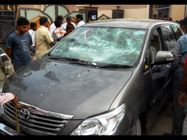 ఇంటి పైకి రాళ్లు