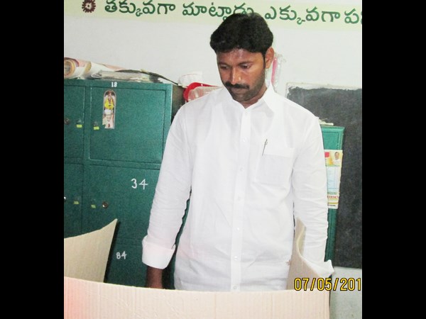 వైయస్ అవినాష్ రెడ్డి ఓటు వేస్తూ.. వైయస్ అవినాష్ రెడ్డి ఓటు వేస్తూ..