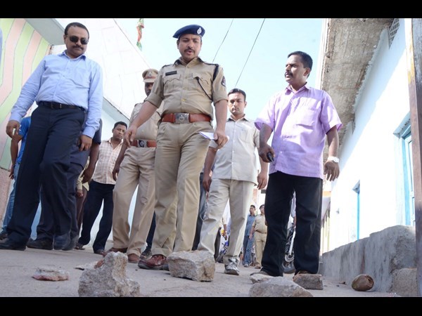 క్లూస్ టీం, బాంబు స్క్వాడ్‌తో కనిఖీలు..
