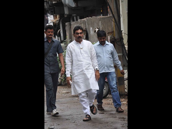 లగడపాటి రాజగోపాల్ ఇలా..