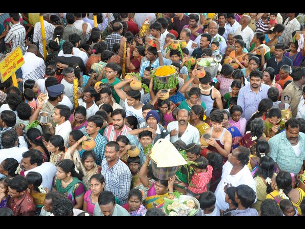గంగమ్మ జాతరకు పోటెత్తిన భక్తులు గంగమ్మ జాతరకు పోటెత్తిన భక్తులు