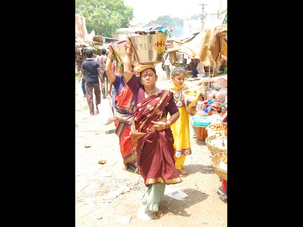 మొక్కులు తీర్చుకునేందుకు... మొక్కులు తీర్చుకునేందుకు...