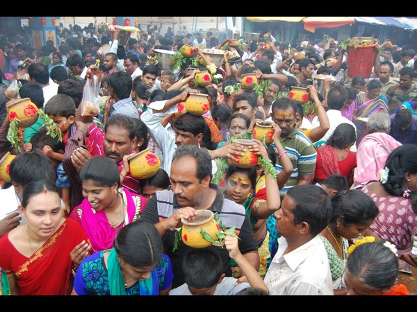 గంగమ్మ జాతరకు పోటెత్తిన భక్తులు గంగమ్మ జాతరకు పోటెత్తిన భక్తులు
