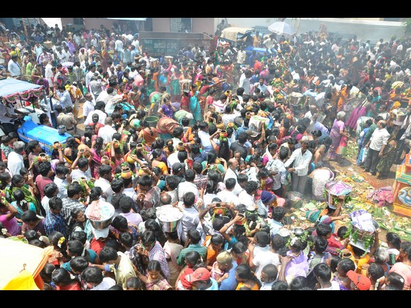 గంగమ్మ జాతరకు పోటెత్తిన భక్తులు గంగమ్మ జాతరకు పోటెత్తిన భక్తులు