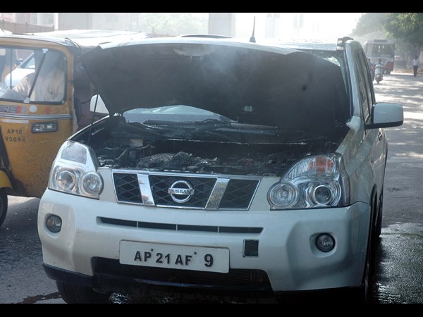 భూమా కుమారుడి కారు దగ్ధం