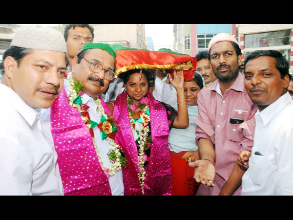 యుసిఫియన్ దర్గాలో కవిత ప్రార్థనలు