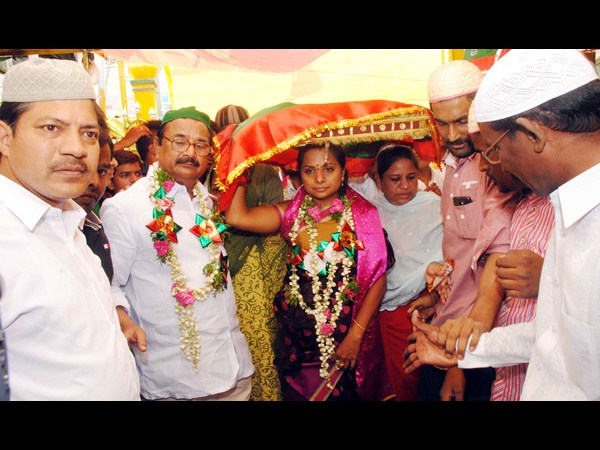 యుసిఫియన్ దర్గాలో కవిత ప్రార్థనలు