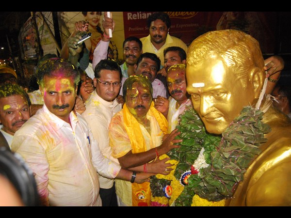 ఎన్టీఆర్‌కు నివాళులు