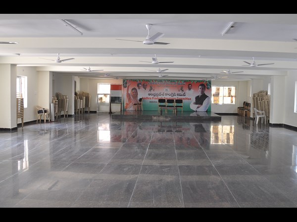 సందడి లేని ఇందిరాభవన్