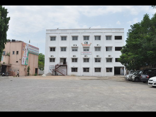 నిర్మానుష్యంగా ఇందిరాభవన్