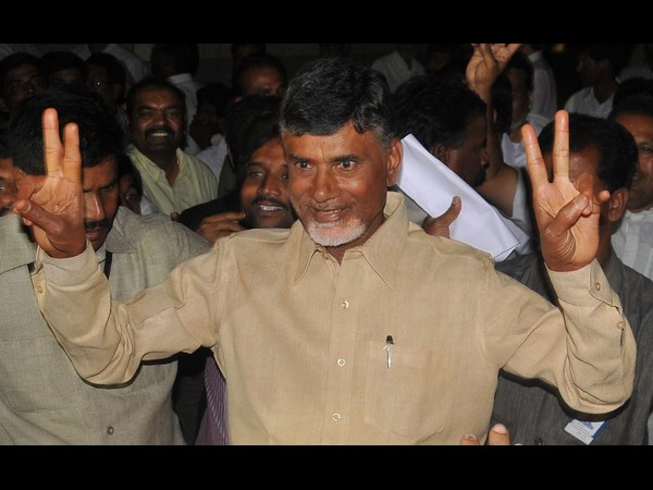 విక్టరీ సింబల్ చూపిస్తూ..