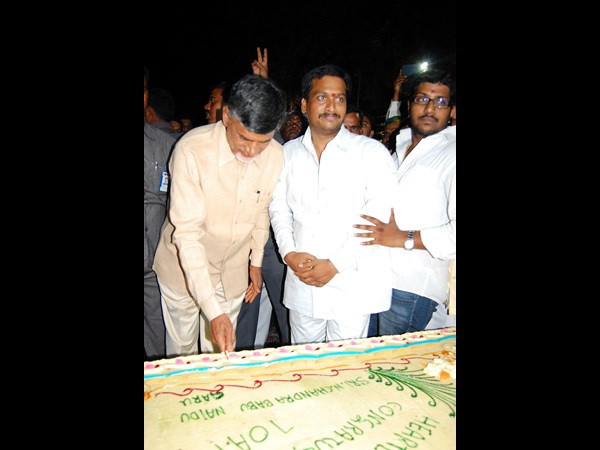 కేక్ కట్ చేస్తూ...