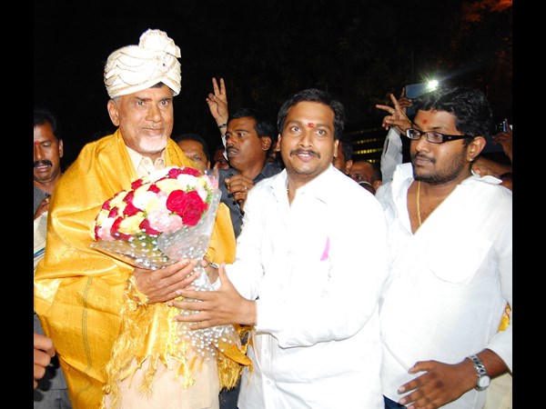 చంద్రబాబుకు అభినందనలు