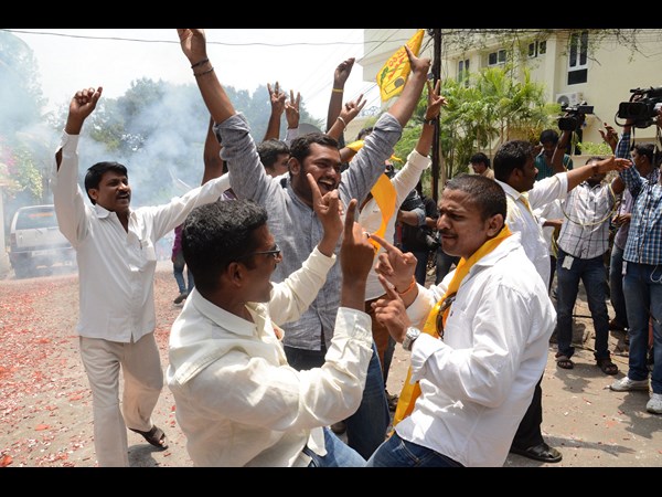 నృత్యాలు చేస్తున్న కార్యకర్తలు