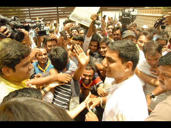 కార్యకర్తలతో లోకేష్