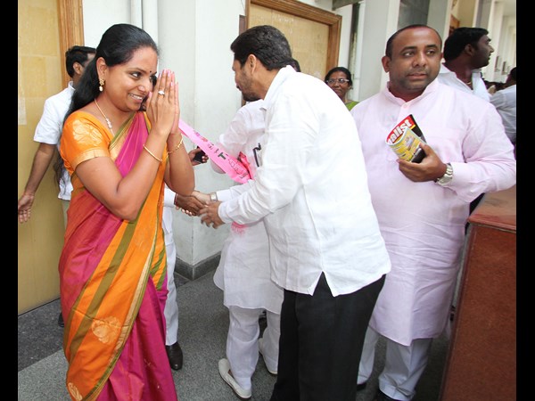 అభివాదం చేస్తూ...