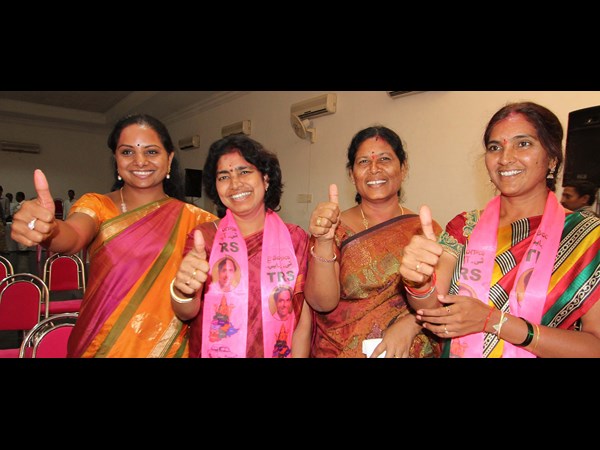 గులాబీ మహిళలు..