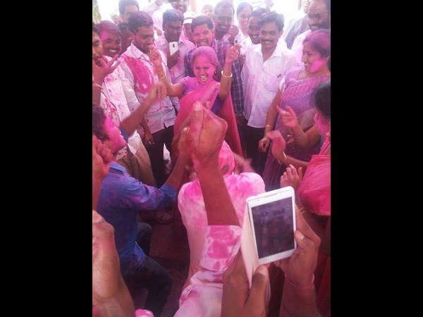 నత్యాలు చేస్తూ...