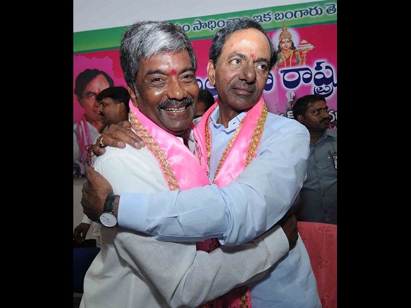 పద్మారావును వాటేసుకున్న కెసిఆర్