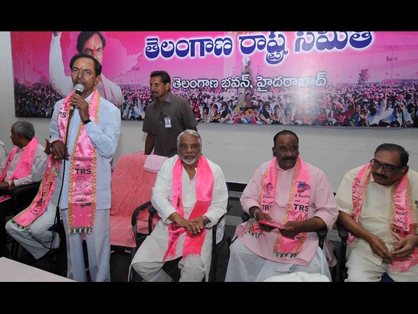 రేపు గవర్నర్‌తో భేటీ