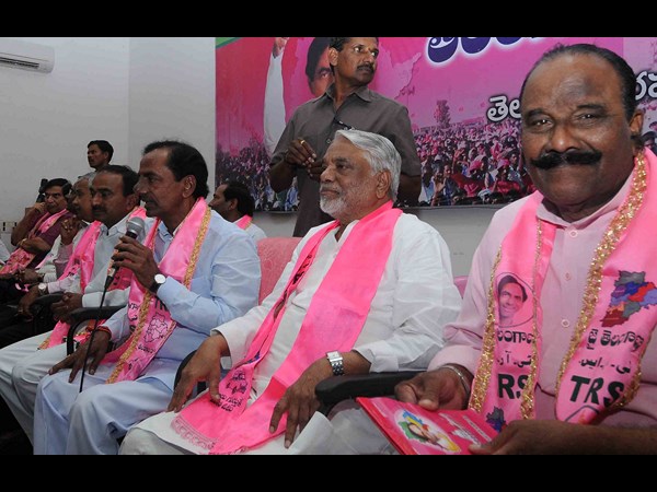 ఆడంబరాలకు దూరం..
