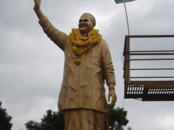 YS Rajasekhar Reddy's statue destroyed YS Rajasekhar Reddy's statue destroyed