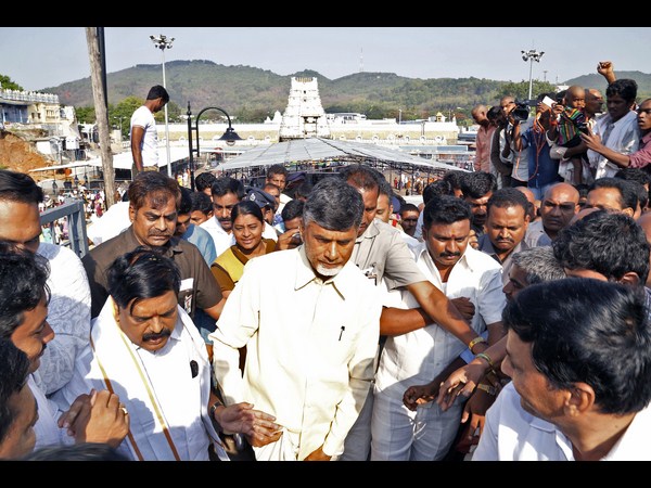 శ్రీవారి దర్శనం చేసుకున్న చంద్రబాబు