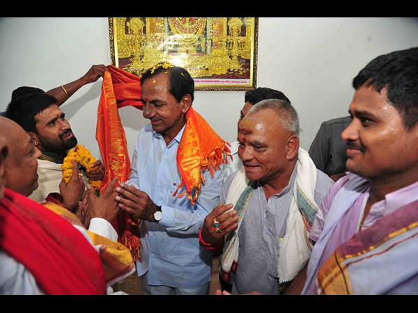 కెసిఆర్‌కు సత్కారం...