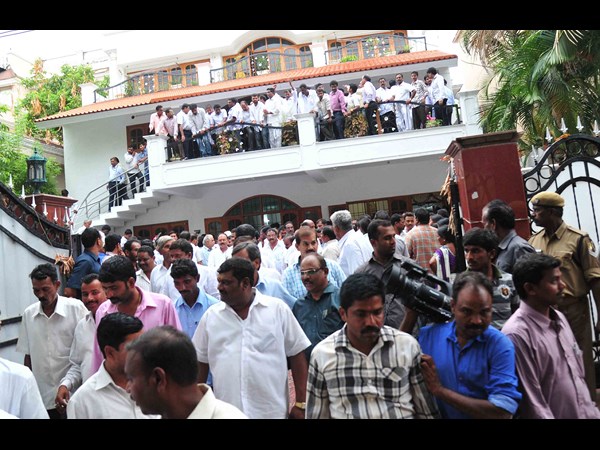 కెసిఆర్ ఇంటి వద్ద సందడి