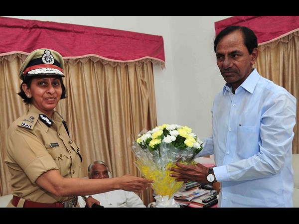 కెసిఆర్‌తో అరుణ బహుగణ