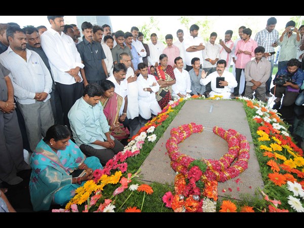 నివాళులు