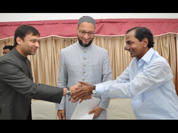 అక్బరుద్దీన్‌తో కరచాలనం