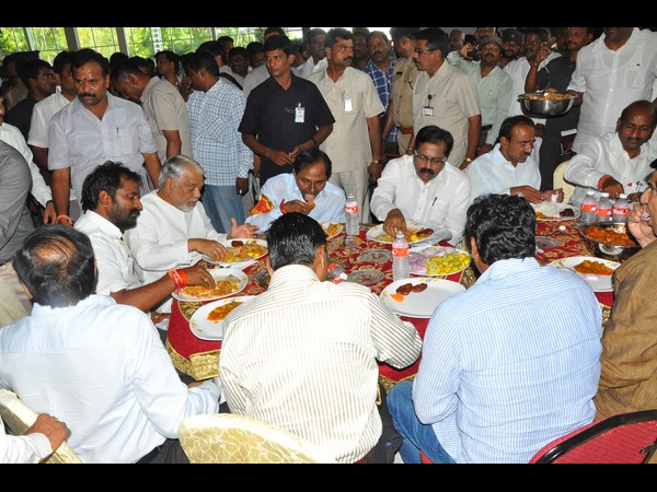 టీ ఉద్యోగులతో కెసిఆర్