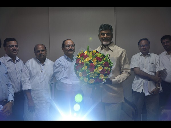 ఉన్నతాధికారులతో చంద్రబాబు