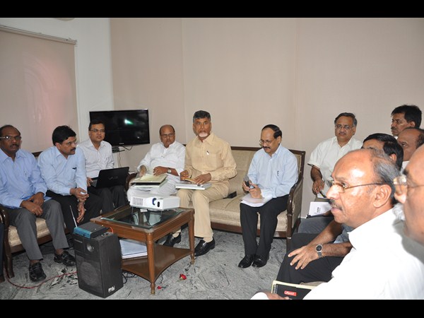 ఉన్నతాధికారులతో చంద్రబాబు