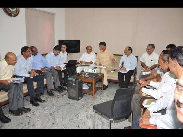 ఉన్నతాధికారులతో చంద్రబాబు