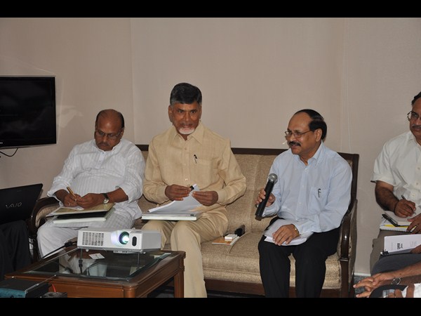 ఉన్నతాధికారులతో చంద్రబాబు