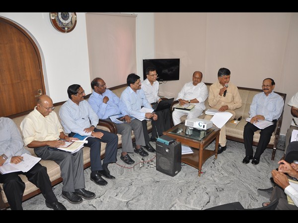 ఉన్నతాధికారులతో చంద్రబాబు