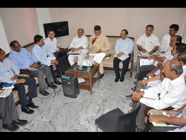 ఉన్నతాధికారులతో చంద్రబాబు