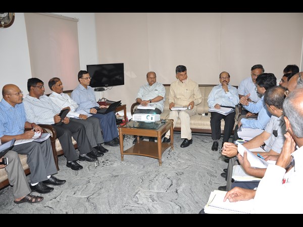 ఉన్నతాధికారులతో చంద్రబాబు