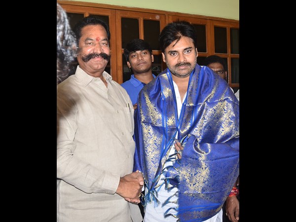 పవన్ కళ్యాణ్‌కు సన్మానం