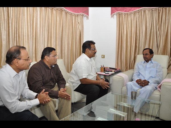 కెసిఆర్‌తో ఫ్యాప్సీ ప్రతినిధులు