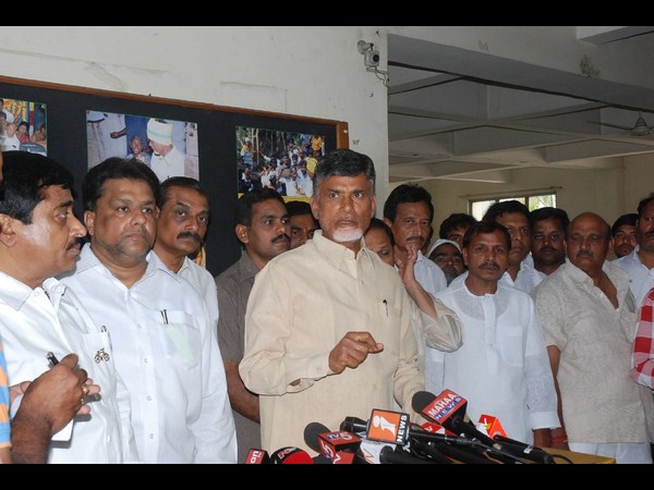 విలేకరులతో బాబు