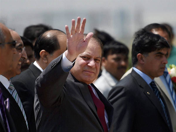 Ahead of swearing-in, Modi visits Rajghat, meets Vajpayee