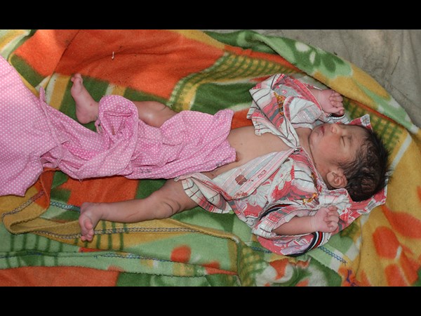 ఫుట్‌పాత్‌పై ప్రసవం