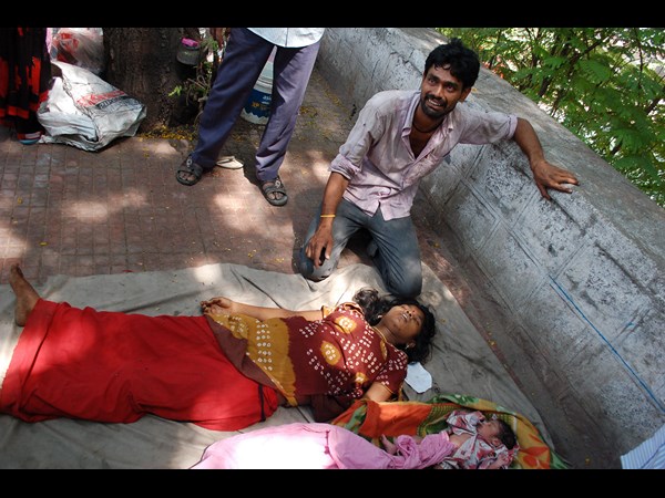 ఫుట్‌పాత్‌పై ప్రసవం