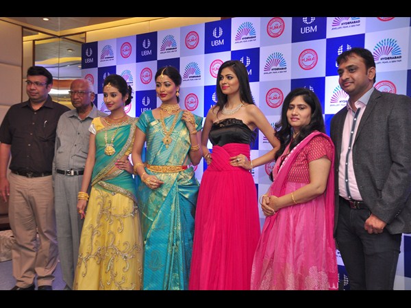 ఆభరణాలతో మోడళ్ల తళుకు