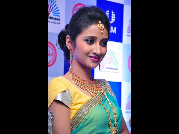 ఆభరణాలతో మోడళ్ల తళుకు