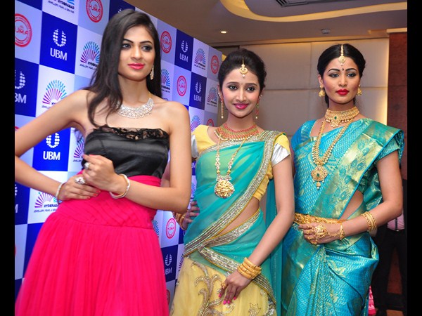 ఆభరణాలతో మోడళ్ల తళుకు